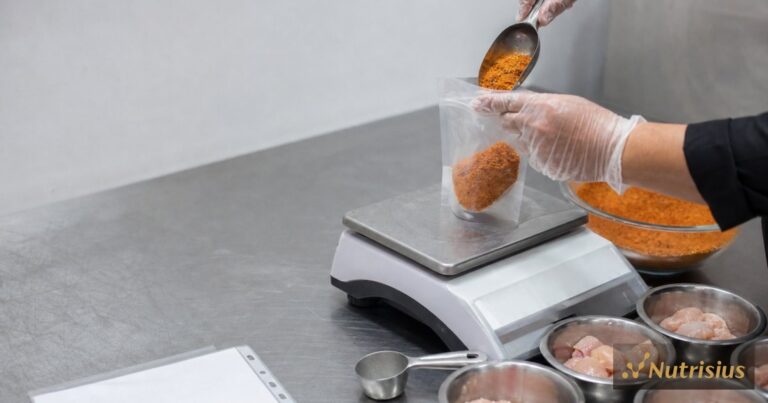 Stasiun persiapan cloud kitchen dengan timbangan digital dan bumbu serbuk untuk menjaga konsistensi rasa.