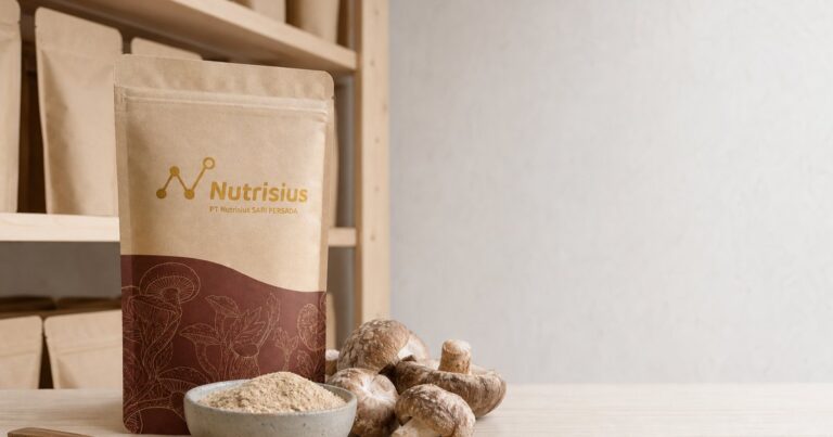 Pouch kaldu jamur bubuk dengan mangkuk bumbu dan jamur shiitake segar.
